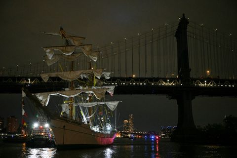 Das Segelschiff kollidierte mit der Brooklyn Bridge