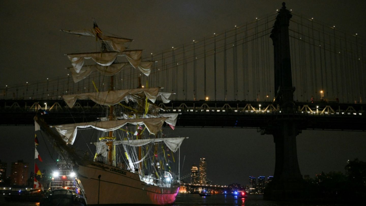 Das Segelschiff kollidierte mit der Brooklyn Bridge