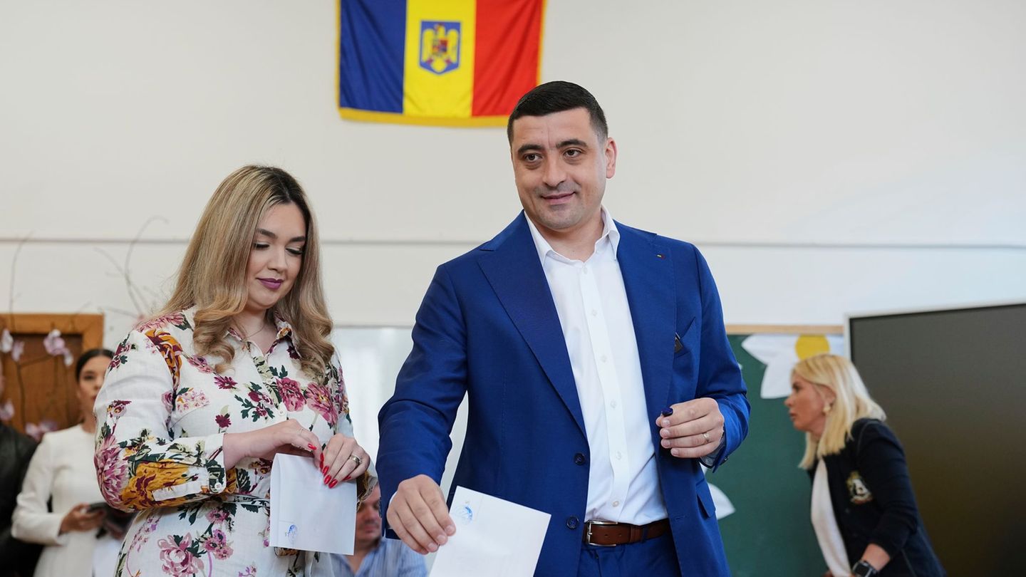 Political course: head-to-head race when choosing direction in Romania