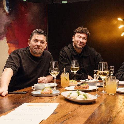 Am Kitchen Impossible Tisch sitzen vier Männer, zwei Köche und zwei Rapper