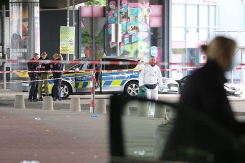 Polizei und Spurensicherung im Einsatz am Tatort in Bielefeld