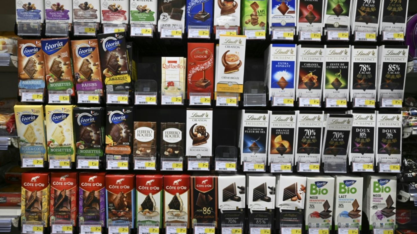 Schokoladenregal in Supermarkt