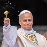 Später segnet der Papst die Gläubigen, unter denen ...