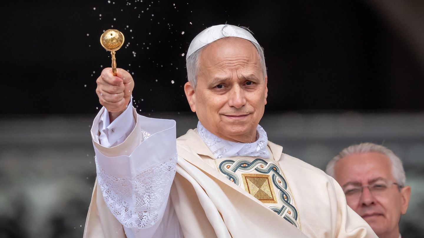 Später segnet der Papst die Gläubigen, unter denen ...