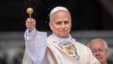 Später segnet der Papst die Gläubigen, unter denen ...