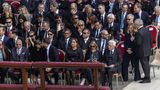 ... sich Politiker aus aller Welt befinden. In der ersten Reihe sehen wir den US-Vizepräsidenten JD Vance, ein tiefgläubiger Katholik, der erst 2019 zum Katholizismus konvertierte. Links neben ihm sitzt Ehefrau Usha, der er gerade ein Küsschen gibt. Rechts vorn hat der italienische Staatspräsident Sergio Mattarella Platz genommen, rechts dahinter steht Ministerpräsidentin Giorgia Meloni