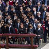 ... sich Politiker aus aller Welt befinden. In der ersten Reihe sehen wir den US-Vizepräsidenten JD Vance, ein tiefgläubiger Katholik, der erst 2019 zum Katholizismus konvertierte. Links neben ihm sitzt Ehefrau Usha, der er gerade ein Küsschen gibt. Rechts vorn hat der italienische Staatspräsident Sergio Mattarella Platz genommen, rechts dahinter steht Ministerpräsidentin Giorgia Meloni