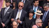 Bundeskanzler Friedrich Merz ist mit seiner Frau Charlotte Merz ebenfalls zu Gast