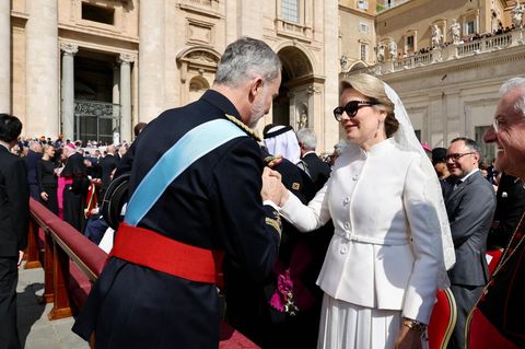 Die Amtseinführung des Papstes ist ein Stelldichein des europäischen Hochadels. Hier begrüßt der spanische König Felipe die belgische Königin Mathilde
