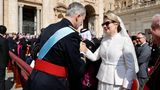 Die Amtseinführung des Papstes ist ein Stelldichein des europäischen Hochadels. Hier begrüßt der spanische König Felipe die belgische Königin Mathilde