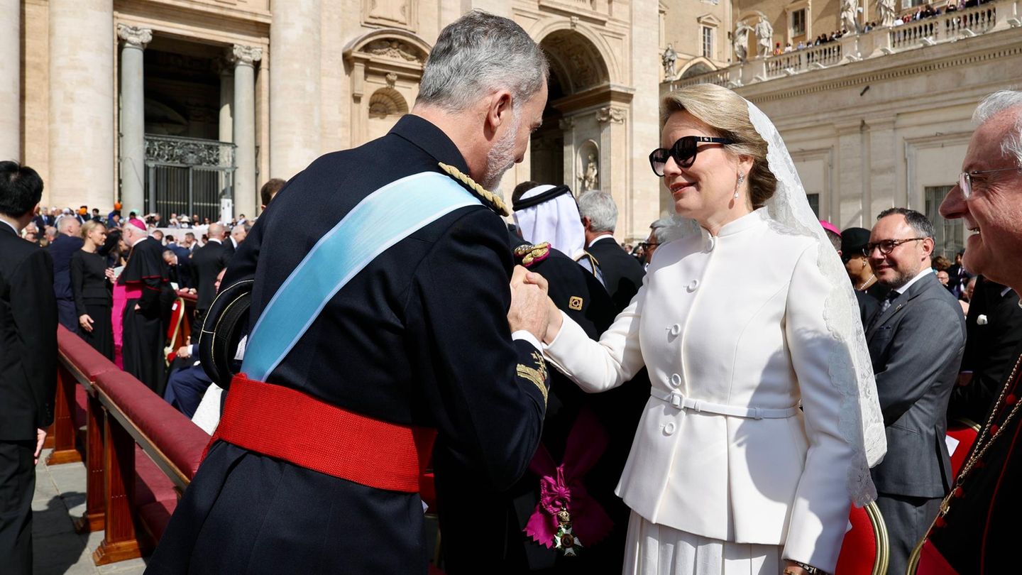 Die Amtseinführung des Papstes ist ein Stelldichein des europäischen Hochadels. Hier begrüßt der spanische König Felipe die belgische Königin Mathilde
