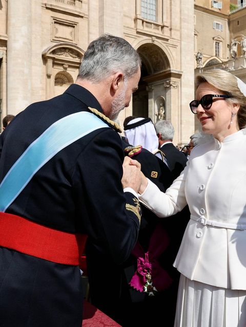 Die Amtseinführung des Papstes ist ein Stelldichein des europäischen Hochadels. Hier begrüßt der spanische König Felipe die belgische Königin Mathilde