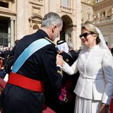 Die Amtseinführung des Papstes ist ein Stelldichein des europäischen Hochadels. Hier begrüßt der spanische König Felipe die belgische Königin Mathilde