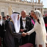 Felipes Frau, Königin Letizia, begrüßt wiederum einen arabischen Scheich
