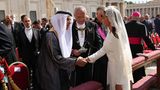 Felipes Frau, Königin Letizia, begrüßt wiederum einen arabischen Scheich