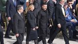 Auftritt in Schwarz: Wolodymyr Selenskyj händchenhaltend mit Ehefrau Olena Selenska 