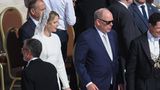 Die Frauen des Hochadels tragen alle Weiß