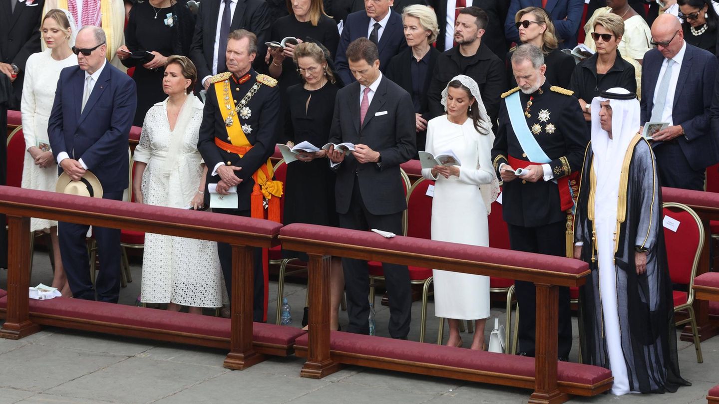 Alle in einer Reihe: Neben Albert stehen die Herzogin und der Herzog von Luxemburg, Maria Teresa und Henri (3. und 4. v.l.). In der zweiten Reihe ist die Präsidentin der Europäischen Kommission, Ursula von der Leyen, neben Selenskyj und seiner Frau zu sehen