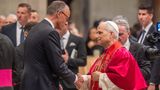 Auch dafür ist Gelegenheit: Friedrich Merz schüttelt dem neuen Papst nach der Messe die Hand