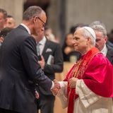 Auch dafür ist Gelegenheit: Friedrich Merz schüttelt dem neuen Papst nach der Messe die Hand