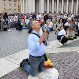 Die überwiegende Mehrheit auf dem Petersplatz sind einfache Gläubige, die zahlreich niederknien, um für den Papst zu beten