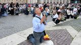 Die überwiegende Mehrheit auf dem Petersplatz sind einfache Gläubige, die zahlreich niederknien, um für den Papst zu beten
