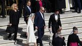 Der Fürst von Monaco, Albert II., findet sich mit Gattin Charlène ein