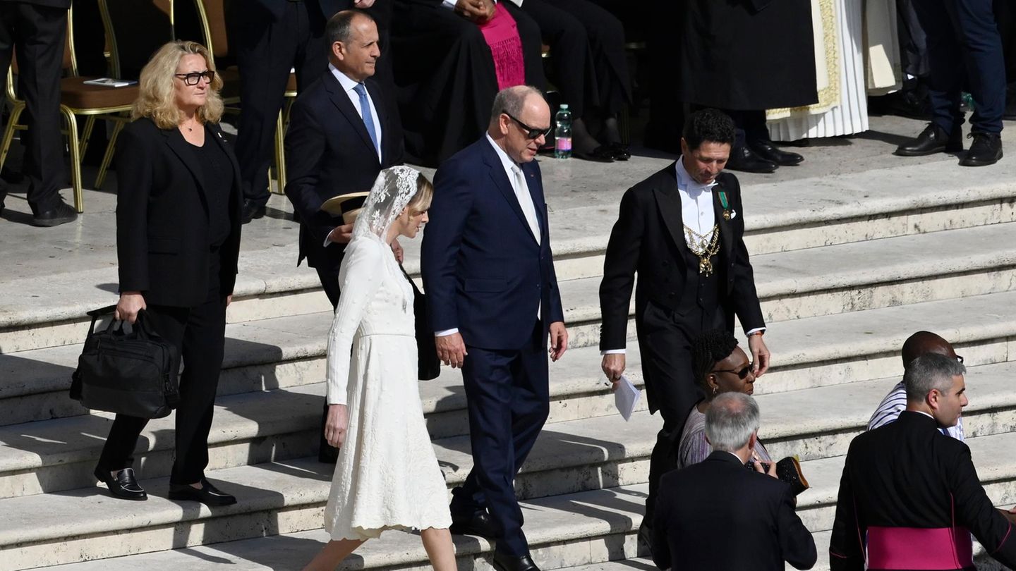 Der Fürst von Monaco, Albert II., findet sich mit Gattin Charlène ein