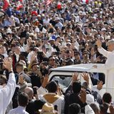 Vor der Messe zu seiner Amtseinführung fährt der Heilige Vater im Papamobil über den prall gefüllten Petersplatz im Vatikan