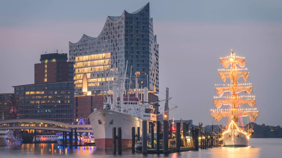 Sterben "Cuauhtémoc" 2019 MIT Festbeleuchtung Nahe der Elbphilharmonie in Hamburg