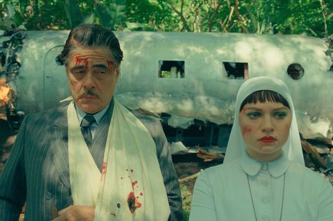 Filmszene mit Kate Winslets Tochter Mia Threapleton und Benicio Del Toro