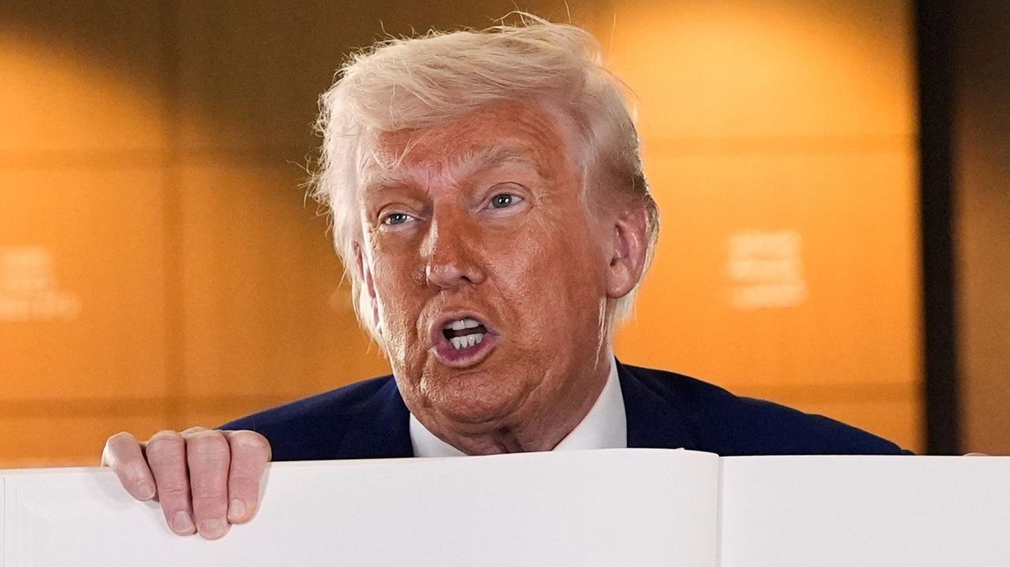 Donald Trump feels threatened by a beach photo