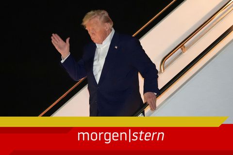 US-Präsident Donald Trump auf der Treppe der Air Force One