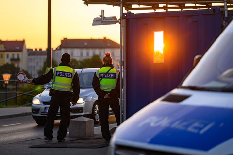 Bundespolizisten stehen am frühen Morgen bei Grenzkontrollen am deutsch-polnischen Grenzübergang Stadtbrücke