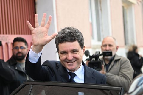 Rumäniens neuer Präsident Nicosur Dan bei der Stimmabgabe