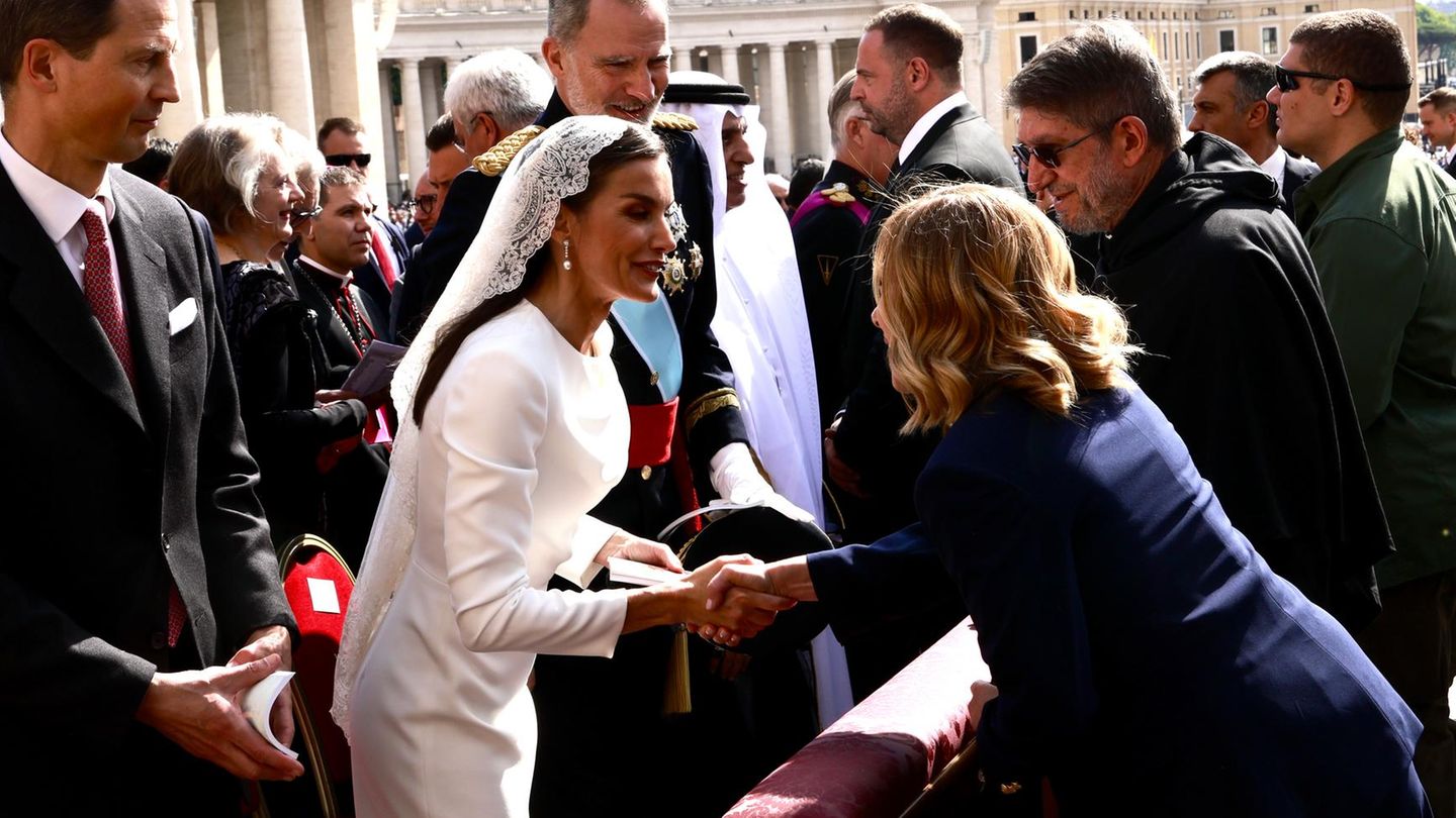 Queen Letizia carries white in the Vatican – the meaning behind the dress