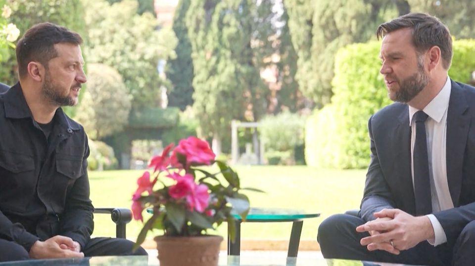 "Gemeinsame Schritte": Selenskyi und Vance sprechen erstmals seit TV-Eklat Ukraine Präsident Selenskyi und US-Vizepräsident JD Vance sitzen gemeinsam an einem Gesprächstisch im Vatikan