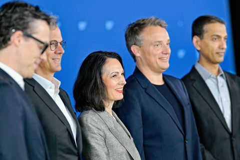 Die Vorstandsmitglieder von SAP stehen bei der Hauptversammlung des Softwarekonzerns auf der Bühne