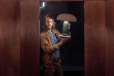 Mathias Hahn mit der Leuchte "Gambosa" während der Mailänder Möbelmesse