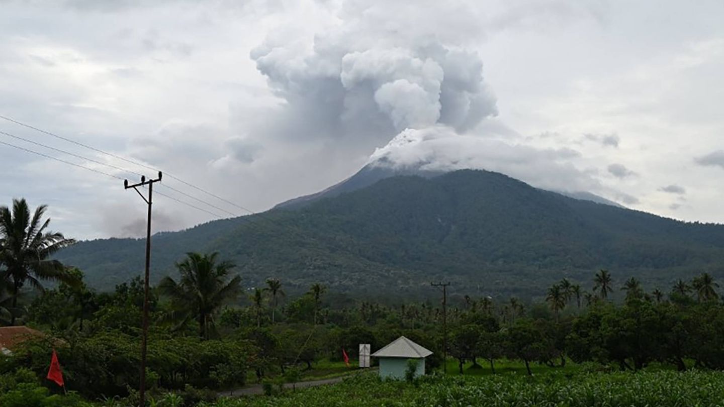 Vulkan auf Ferieninsel in Indonesien bricht aus Lewotobi Laki-Laki