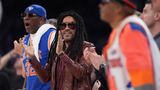 Lenny Kravitz in brauner Lederjacke applaudiert am Spielfeldrand