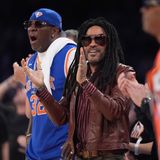 Lenny Kravitz in brauner Lederjacke applaudiert am Spielfeldrand