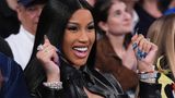 Jubelt für die Knicks: Cardi B trägt lange schwarze Haare und lange blaue Fingernädel