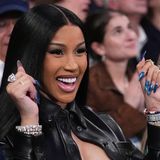 Jubelt für die Knicks: Cardi B trägt lange schwarze Haare und lange blaue Fingernädel