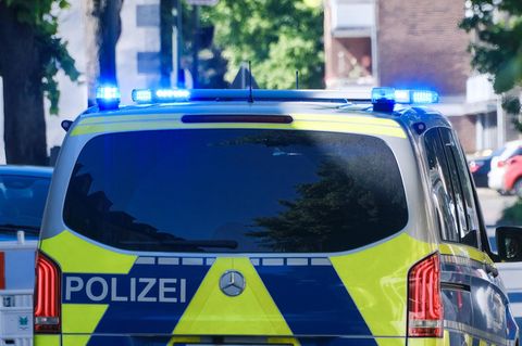 Ein Polizeiwagen in NRW fährt mit Blaulicht zu einem Einsatz