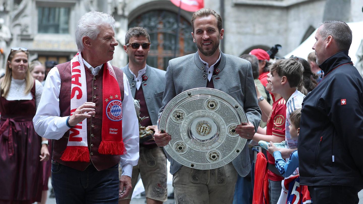 These 2: "Zurück in die Spur: Der FC Bayern wird deutscher Meister" – RICHTIG! Die Stars des FC Bayern feiern die Meisterschaft in der Bundesliga