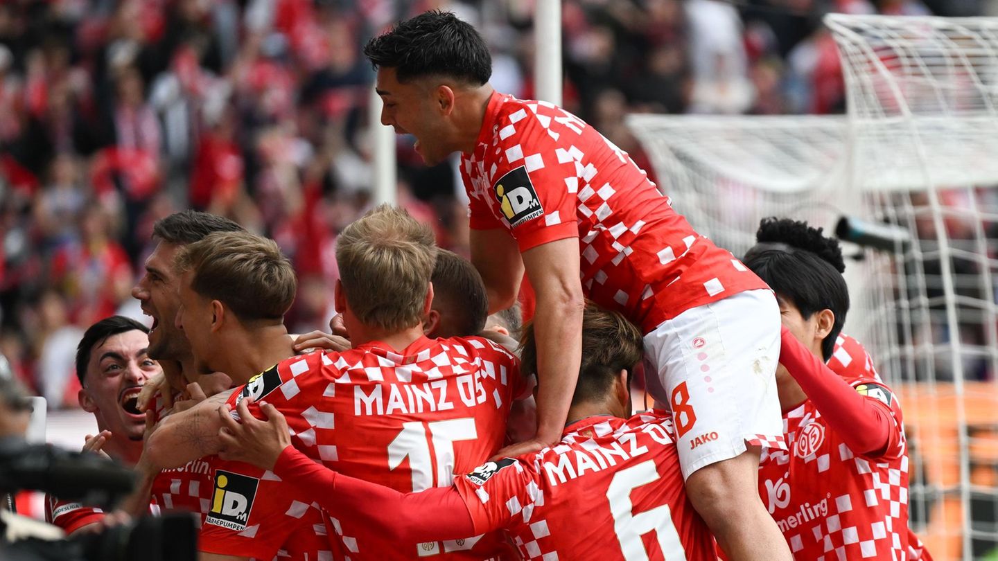 These: "Graue Mäuse: Im Mittelfeld der Tabelle wird es keine Überraschungen geben" – FALSCH UND RICHTIG! Dass Augsburg, Wolfsburg, Gladbach und Union Berlin irgendwo im Tabellen-Mittelfeld landen, war erwartbar. Auch wir beim stern haben damit gerechnet. Was aber wohl kaum jemand gedacht hätte: Der FSV Mainz 05 gehörte in dieser Saison zu den Überraschungsteams der Liga und qualifizierte sich mit dem sechsten Platz für die Conference League. Auch dem SC Freiburg gelang nach dem Ende der Streich-Ära eine herausragende Saison: Die Breisgauer spielen in der nächsten Saison Europa League, verpassten die Champions League nur knapp