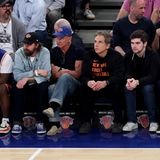 Comedian Ben Stiller sitzt neben Sting in der ersten Reihe und blickt skeptisch hoch zur Anzeigentafel