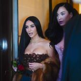 Kim Kardashian und Katy Perry auf dem Weg zu einem Restaurant, beide im tief ausgeschnittenen Kleid