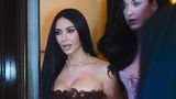 Kim Kardashian und Katy Perry auf dem Weg zu einem Restaurant, beide im tief ausgeschnittenen Kleid